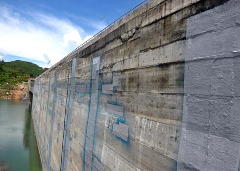 Trận[-]động[-]đất[-]lúc[-]14h[-]25[-]chiều[-]nay[-]có[-]độ[-]sâu[-]chấn[-]tiêu[-]6[-]km,[-]chỉ[-]cách[-]1[-]km[-]đập[-]thủy[-]điện[-]Sông[-]Tranh[-]2[-]ở[-]vùng[-]lòng[-]hồ[-]về[-]phía[-]thượng[-]lưu.[-]Ảnh:[-]Trí[-]Tín.